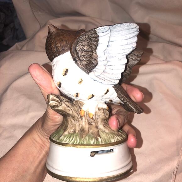 Vintage Owl Music Box Figurine Plays Some Enchanted Evening - Picture 3 of 7